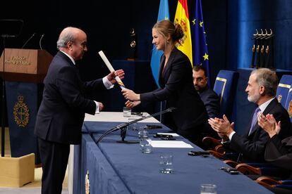 Mariano Jabonero, secretary general of the Organization of Ibero-American States for education, science and culture (OEI), receives the Princess of Asturias Award for International Cooperation from Princess Leonor.