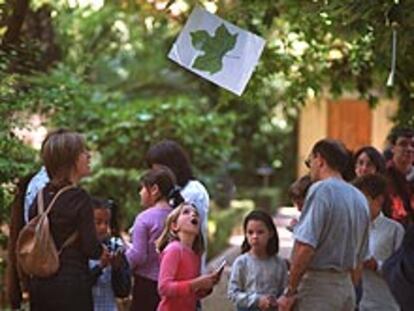 Un grupo de niños, ayer, busca un árbol a través de su hoja reproducida en un cartón, en el Jardín Botánico.