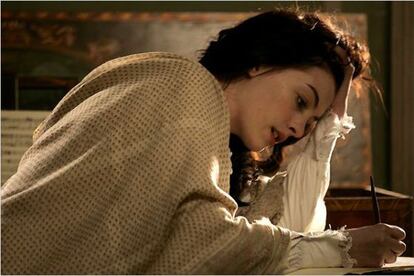 Anne Hathaway en la película 'La joven Jane Austen'.