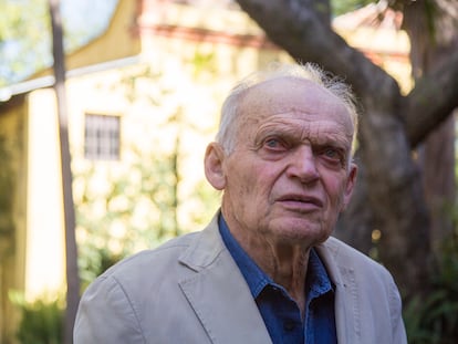 Esteban Volkov en el jardín del Museo Casa de León Trotsky.