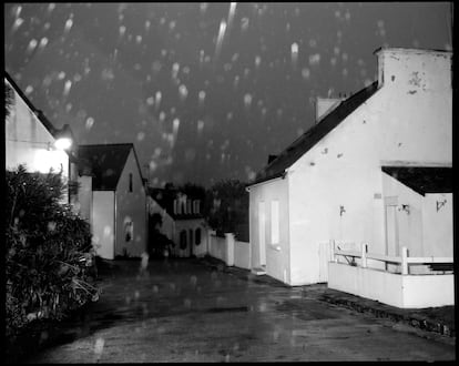 Bréhat. La lluvia es compañera habitual en esta región. Por primera vez, tenía un 'flash' en mi bolsa, uno antiguo de esos de antorcha, que ayudaban a iluminar algunas situaciones.  Supongo que hoy también llueve en Bréhat. 