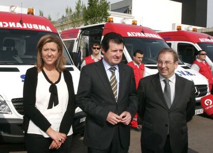 El vicepresidente José Ciscar, en el centro, y el consejero de Sanidad, Luis Rosado, en Dénia.
