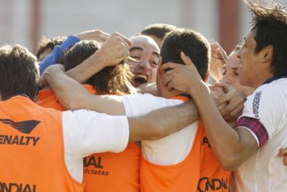 Los jugadores de Vélez celebran el gol de Silva.