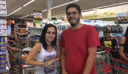 Casal que resolveu estocar comida em Vitória.
