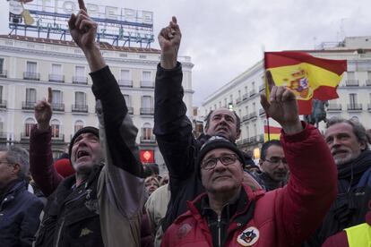Las jornada de protestas ha continuado esta tarde con nuevas concentraciones en la Puerta del Sol, frente a la sede del Gobierno regional.
