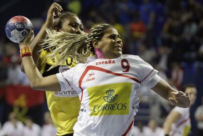 Marta Mangué lanza durante el partido contra Angola.