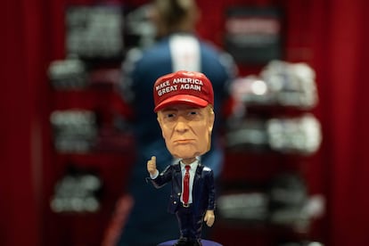 Donald Trump no participará hasta el cierre de la conferencia, pero desde el incio está de manera omnipresente a través de cientos de imágenes suyas que abarrotan el centro de convenciones. En la imagen, una figura del exmandatario, a la venta en la zona de 'souvenirs' de la CPAC.