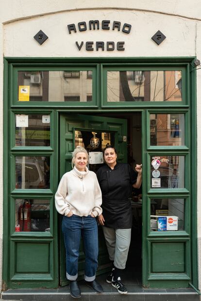 Carmen Romaní (izquierda) y Sonia Romero (derecha), en la entrada de su bar restorán.