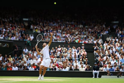 El ruso Daniil Medvedev realiza un saque durante la Semifinal de Wimblendon ante Carlos Alcaraz.