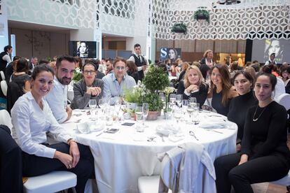 De izquierda a derecha: Laura Muñoz (Natura Bissé), Raúl Piñar (Bershka), Silvia Palomino (Bershka), Roger Bargalló (Havas Media), Carlota Viñolas (Havas Media), Ivonne de Pfaff (jefa de publicidad de Cataluña), Cristina Mellado (Carat) y Tana García (Nice Things).