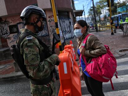 El Ejército verifica la salida de una mujer de de la localidad de Kennedy.