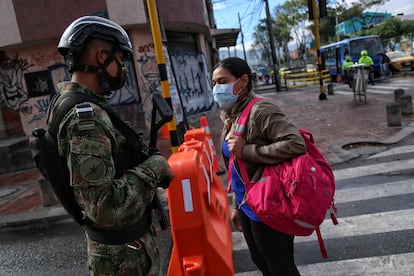 El Ejército verifica la salida de una mujer de de la localidad de Kennedy.