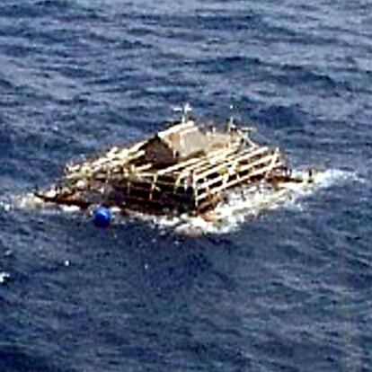 Imagen de la cabaña flotante de Ari Afrizal tomada desde el carguero Al Yamamah.