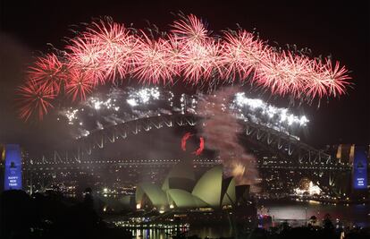 Los fuegos artificiales iluminan la bahia de Sidney, en Australia.