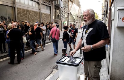 Vecinos votando simbólicamente después de la colocación de una placa en un Centro Social en La Barceloneta.