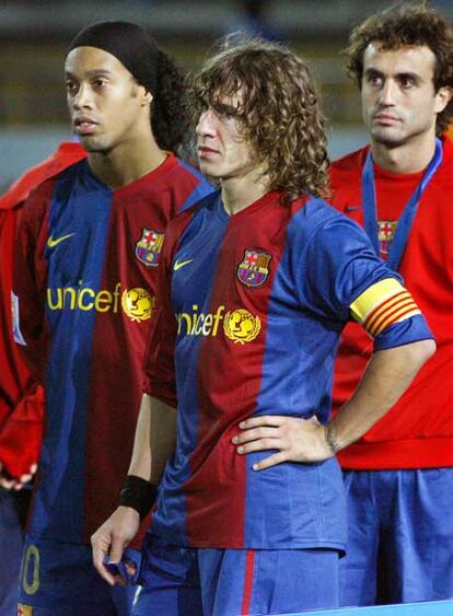 Ronaldinho, Puyol y Ezquerro, desolados al término del encuentro.