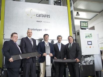 Directivos de Carbures muestran el travesaño de motor de fibra de carbono