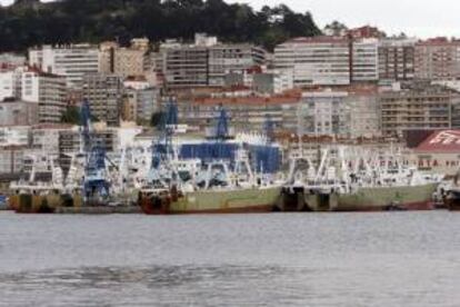 Barcos pesqueros amarrados en el muelle del puerto de Vigo. EFE/Archivo