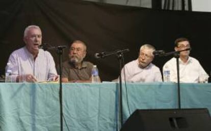 El coordinador general de IU, Cayo Lara (i), junto a los secretarios generales de UGT, Cándido Méndez (2i), y CCOO, Ignacio Fernández Toxo (2d), y el secretario general del PCE, José Luis Centella (d), durante el coloquio "La lucha política y sindical por una salida social a la crisis", en el marco de la fiesta anual de este partido, hoy en San Fernando de Henares.