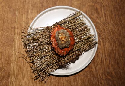 Nécora a la brasa, ajo y mantequilla (12 euros).