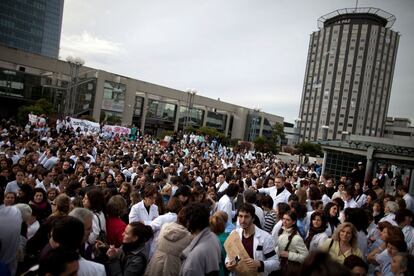 Cientos de personas se concentran en el exterior del Hospital La Paz