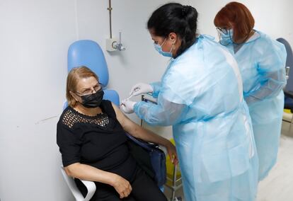 Una mujer recibe la tercera dosis de la vacuna contra la covid-19 en un hospital de Bucarest (Rumania), el 28 de septiembre.