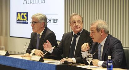 Giovanni Castellucci, CEO de Atlantia, Florentino Pérez, presidente de ACS y Marcelino Fernández, presidente de Hochtief, en la presentación de su opa conjunta.