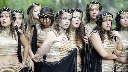 Mujeres en una &#039;fil&agrave;&#039; de las fiestas de Moros y Cristianos de Alcoi. 