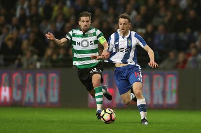 El centrocampista del Sporting Adrien Silva de Portugal compite con Diogo Jota de FC Porto Diogo Jota de Portugal (Foto de Carlos Rodrigues.