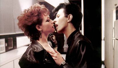 Susan Sarandon, junto a David Bowie, en la película 'Ansia'. 