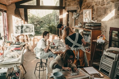 Una Web para organizar vacaciones de artista. El portal VAWAA (Vacation with an Artist) propone aunar la mejor hospitalidad con una reconfortante experiencia artística. Ofrece más de 154 itinerarios personalizados en 34 países, que incluyen desde crear cerámicas en Grecia hasta aprender caligrafía de Japón, siempre de la mano de artesanos locales. En la imagen, un plan artístico de la web VAWAA en el pueblo coruñés de Iria Flavia.
