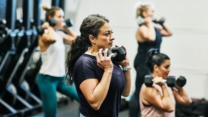 Un grupo de mujeres, durante un entrenamiento en el gimnasio.