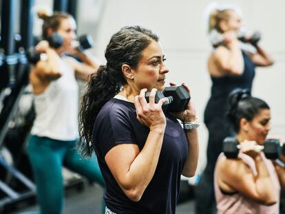 Un grupo de mujeres, durante un entrenamiento en el gimnasio.