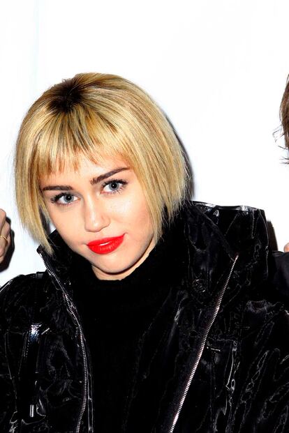 La última: su nuevo look. Cyrus se apunta al 'bob', un sofisticado corte que todavía sigue seduciendo a muchas celebrities. Al más puro estilo Wintour, la cantante se presentó con esta nueva imagen en un evento en Los Ángeles.  Todavía no sabemos si es real o una peluca, así que de momento, habrá que esperar la próxima aparición de la cantante para ver con qué nos sorprende.