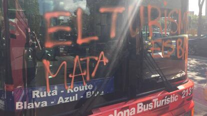 El bus turístic amb la pintada de protesta.