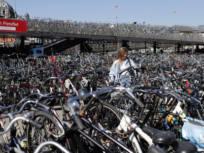 Cada año se roban en Ámsterdam hasta 80.000 bicicletas, pero eso no ha disminuido su papel central en el sistema de transporte de la ciudad. En la imagen, infinidad de bicis durante el Día Mundial de la Bicicleta en la capital holandesa.