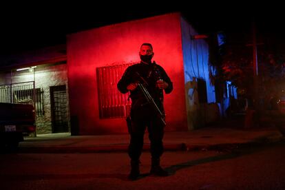 Un policía custodia la escena de un crimen en el centro de Ciudad Juárez, México.