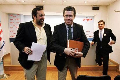 El ex alcalde Guillermo Ortega (a la izquierda), junto al secretario regional del PP, Francisco Granados, y Narciso de Foxá.