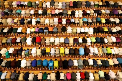 Musulmanes participan en el rezo especial 'tarawih' (rezo anterior a medianoche) previo al comienzo del Ramadan, en una mezquita en Singapur.