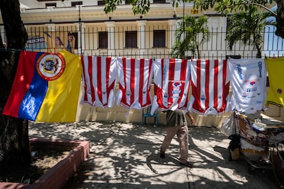 Camisas del club deportivo Junior, propiedad de la familia Char, en las calles de Barranquilla.