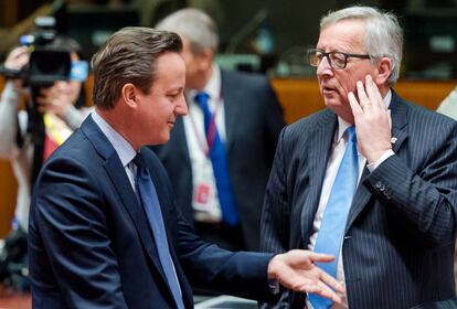 David Cameron junto al presidente de la Comisi&oacute;n, Jean-Claude Juncker.