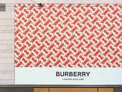 El nuevo logo de Burberry, en una tienda de Hong Kong.