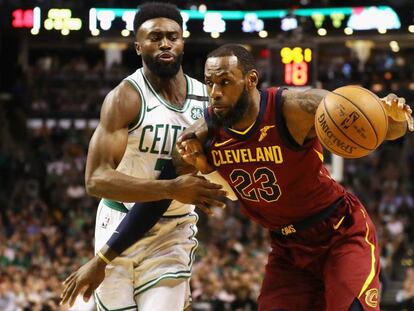 LeBron James acosado por Jaylen Brown.