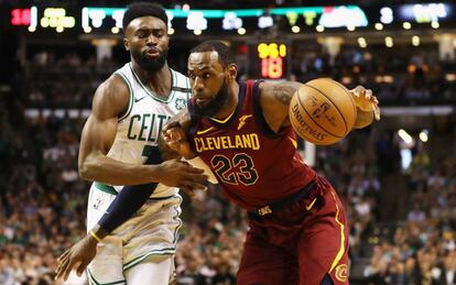 LeBron James acosado por Jaylen Brown.