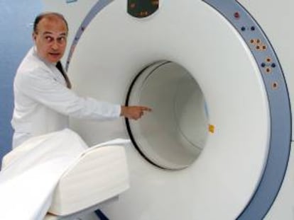 El director del Servicio de Medicina Nuclear de la Clínica Universitaria, José A. Richter, muestra la maquina instalada por dicho centro que incorpora un sistema PET-CT de última generación, que combina la Tomografía por Emisión de Positrones y la Tomografía Computerizada. EFE/Archivo