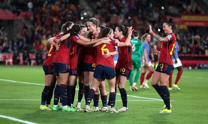 Aitana Bonmati celebra el primer gol con sus compañeras. 
