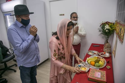 La familia Lalwani, durante el rezo de Diwali en la tienda Desi Gourmet, este sábado.