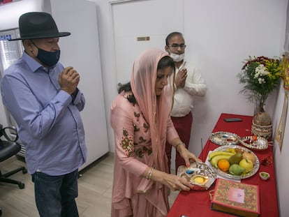 La familia Lalwani, durante el rezo de Diwali en la tienda Desi Gourmet, este sábado.