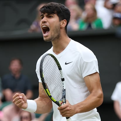 Wimbledon (United Kingdom), 07/07/2024.- Carlos Alcaraz of Spain celebrates after winning a game during his Men's Singles 4th round match against Ugo Humbert of France at the Wimbledon Championships, Wimbledon, Britain, 07 July 2024. (Tenis, Francia, España, Reino Unido) EFE/EPA/ADAM VAUGHAN EDITORIAL USE ONLY
