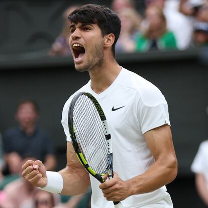Wimbledon (United Kingdom), 07/07/2024.- Carlos Alcaraz of Spain celebrates after winning a game during his Men's Singles 4th round match against Ugo Humbert of France at the Wimbledon Championships, Wimbledon, Britain, 07 July 2024. (Tenis, Francia, España, Reino Unido) EFE/EPA/ADAM VAUGHAN EDITORIAL USE ONLY